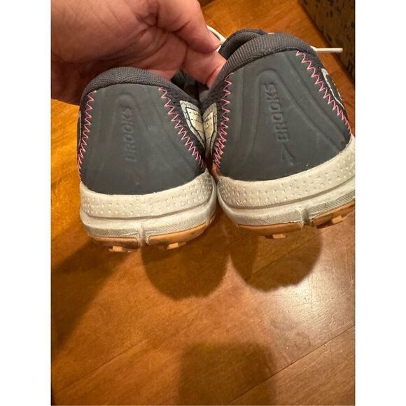 Woman’s Brooks Divide 3 running shoes w box - Picture 4 of 5